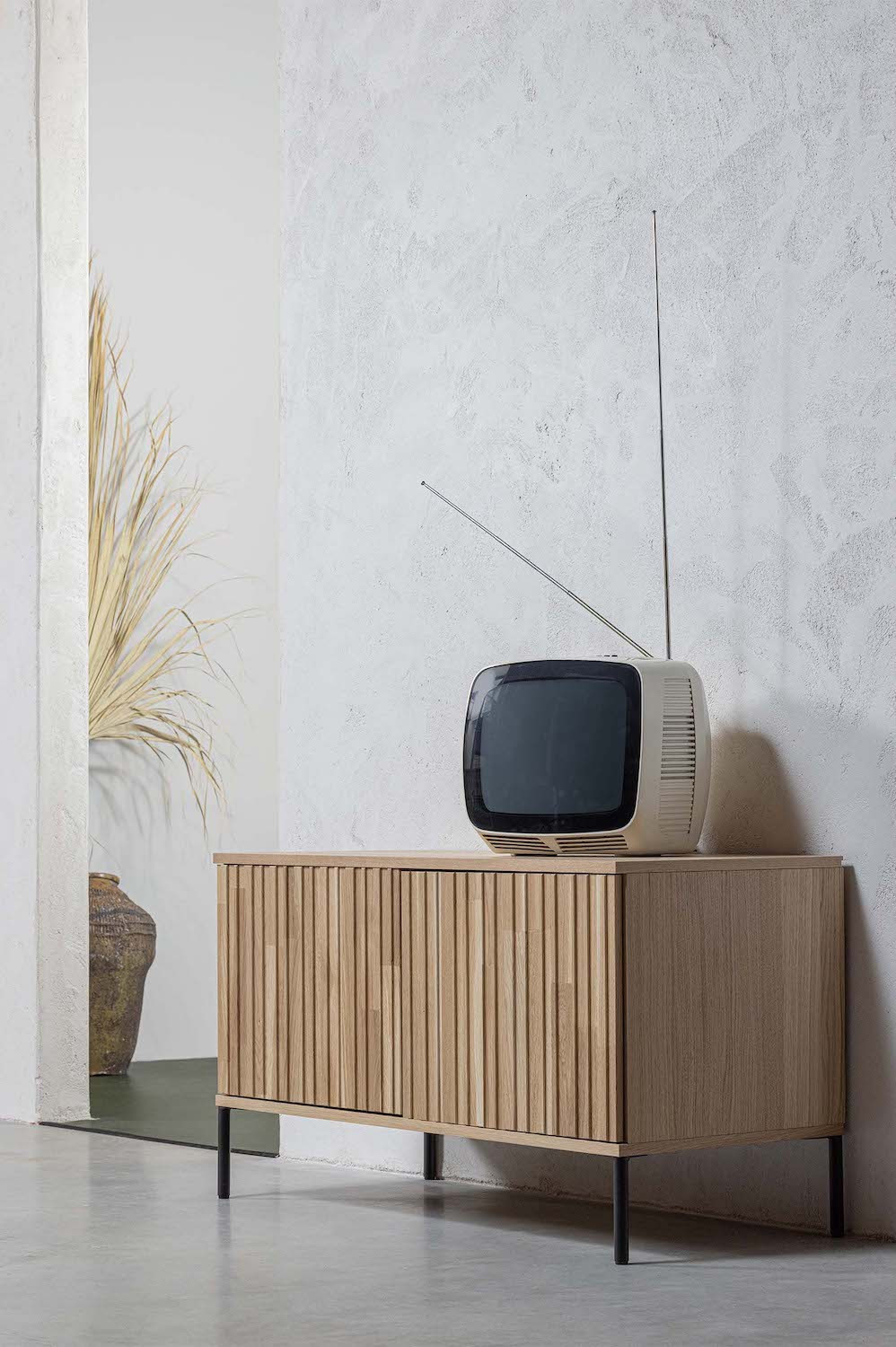 GRAVURE - TV stand in natural oak wood