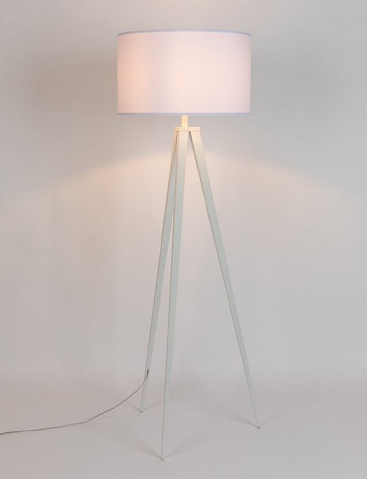 Lampadaire Tripod blanc allumé