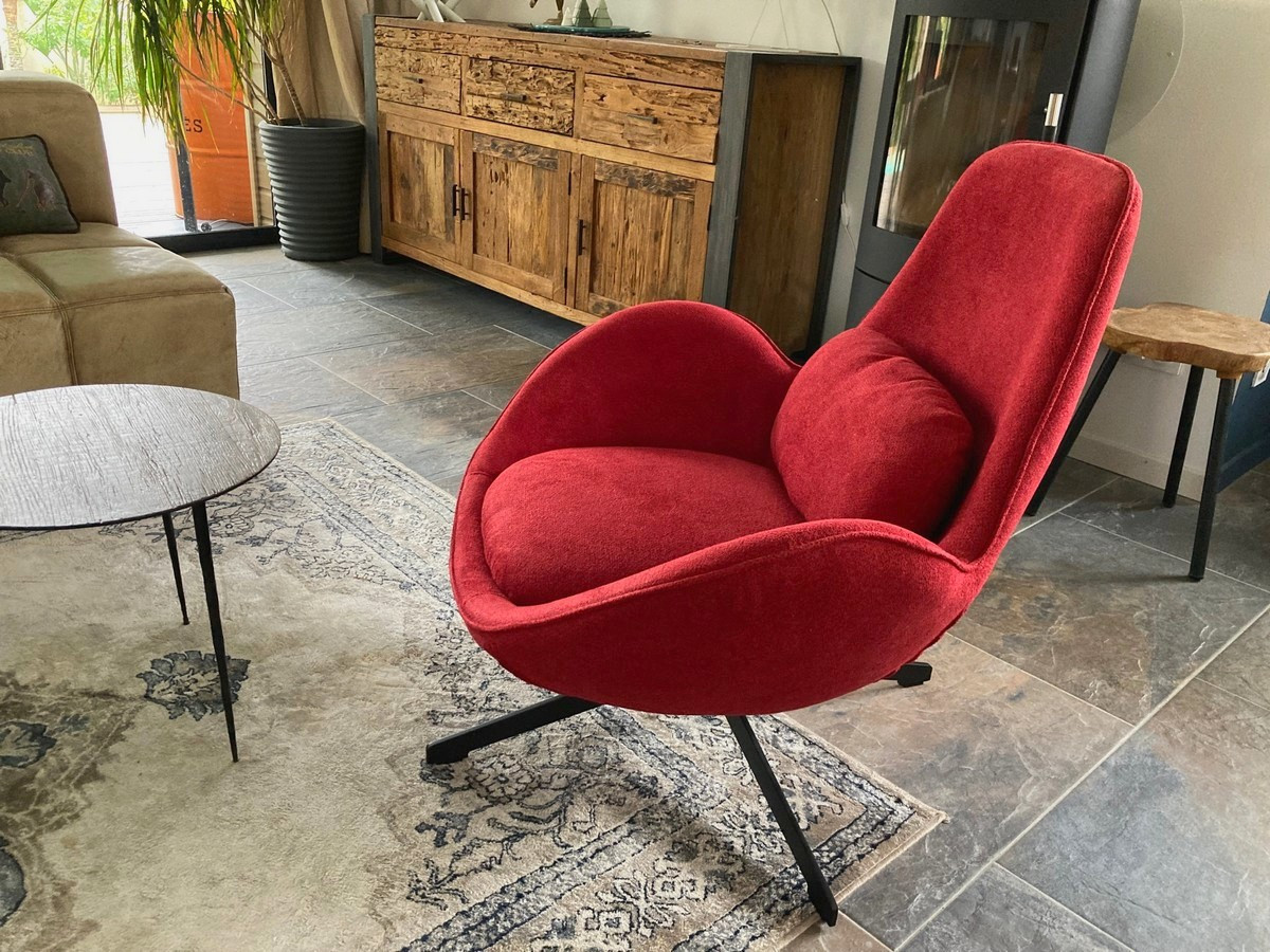 SPACE - Contemporary armchair in red velvet