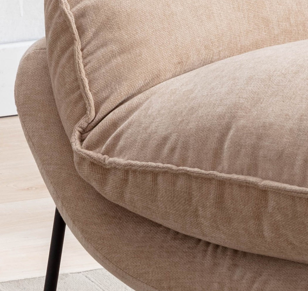 Détail fauteuil velours beige