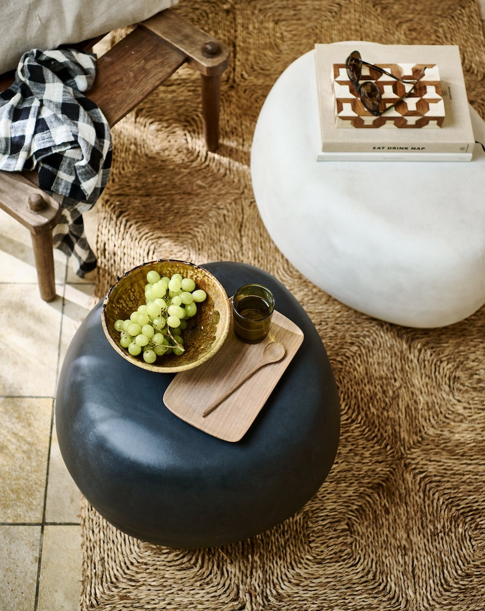 PEBBLE - White concrete-look side table