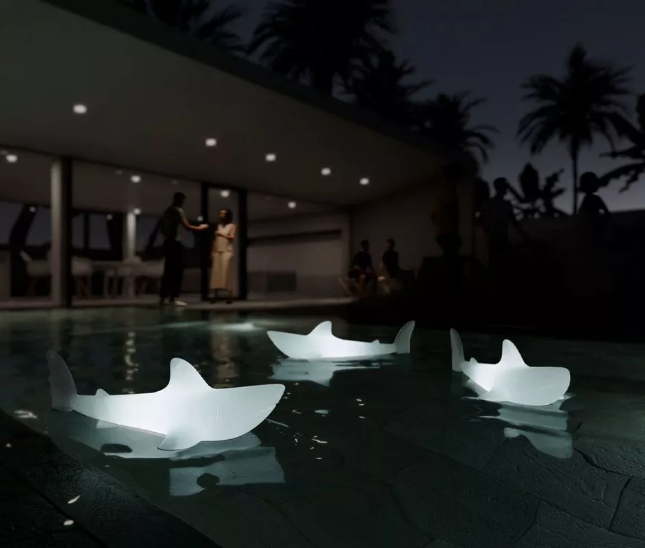 Requin lumineux pour votre piscine