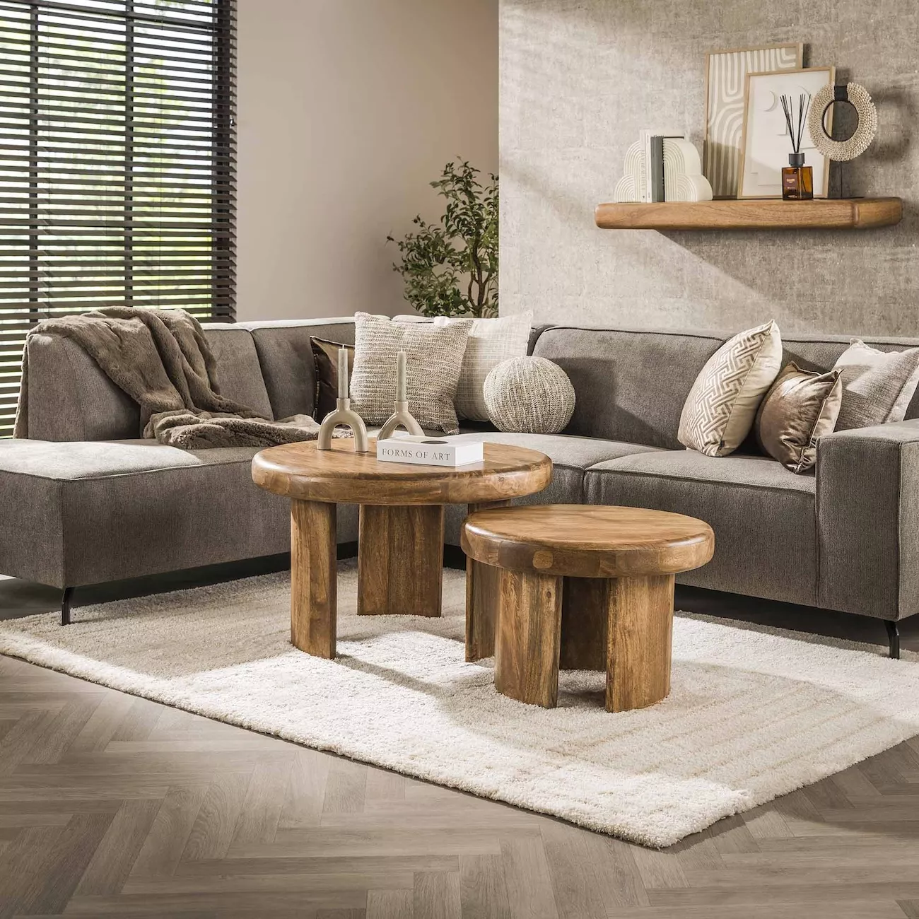 SILKA - Set aus 2 runden Couchtischen aus Holz