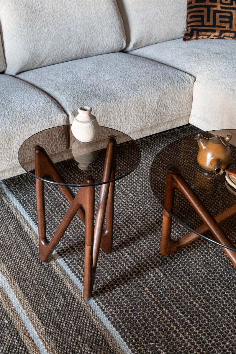 NAIA - Table d'appoint ronde en bois et verre fumé D40