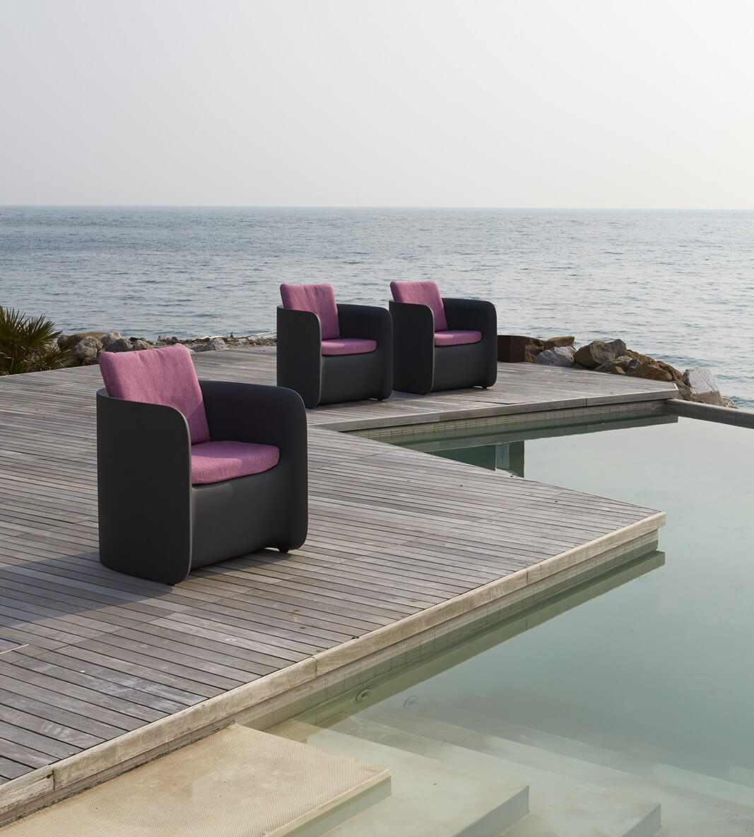 Fauteuils gris avec coussin fushia